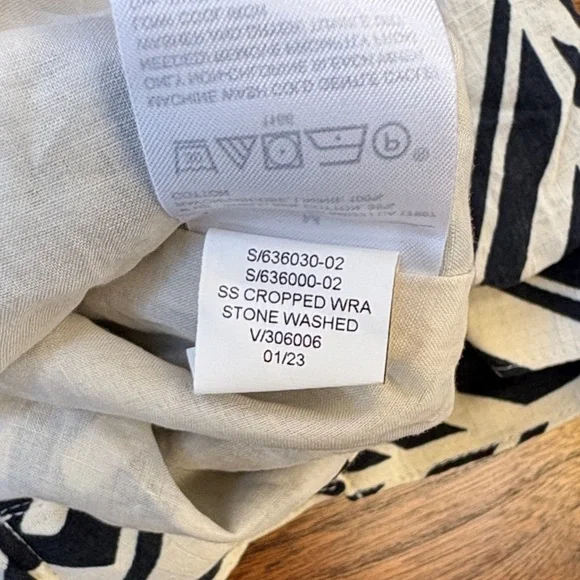 Banana Republic Black and Cream Cropped Geometric Top Medium - Picture 11 of 15